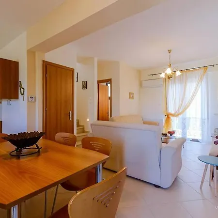 Heliophilia 3-bdrm Maisonette In Σπίτι διακοπών